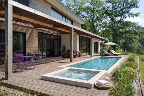 Country house with pool and hot tub