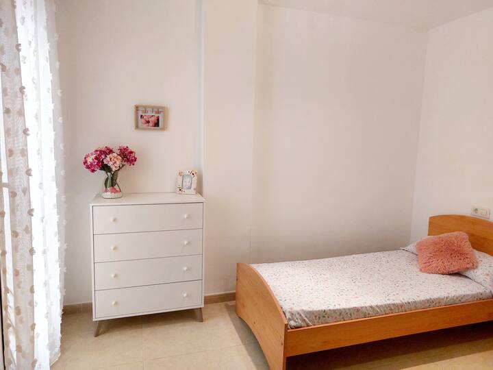 Dhomë gjumi me 2 krevate prej 90cms