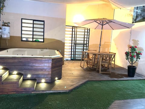 House with terrace and private Jacuzzi, Internet!