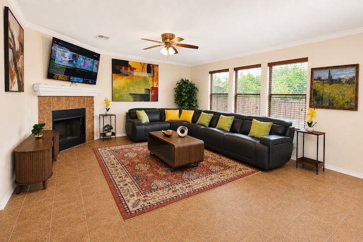 Casa Luna | Premium Stay | 6 King Bed | Large Home - Austin, TX