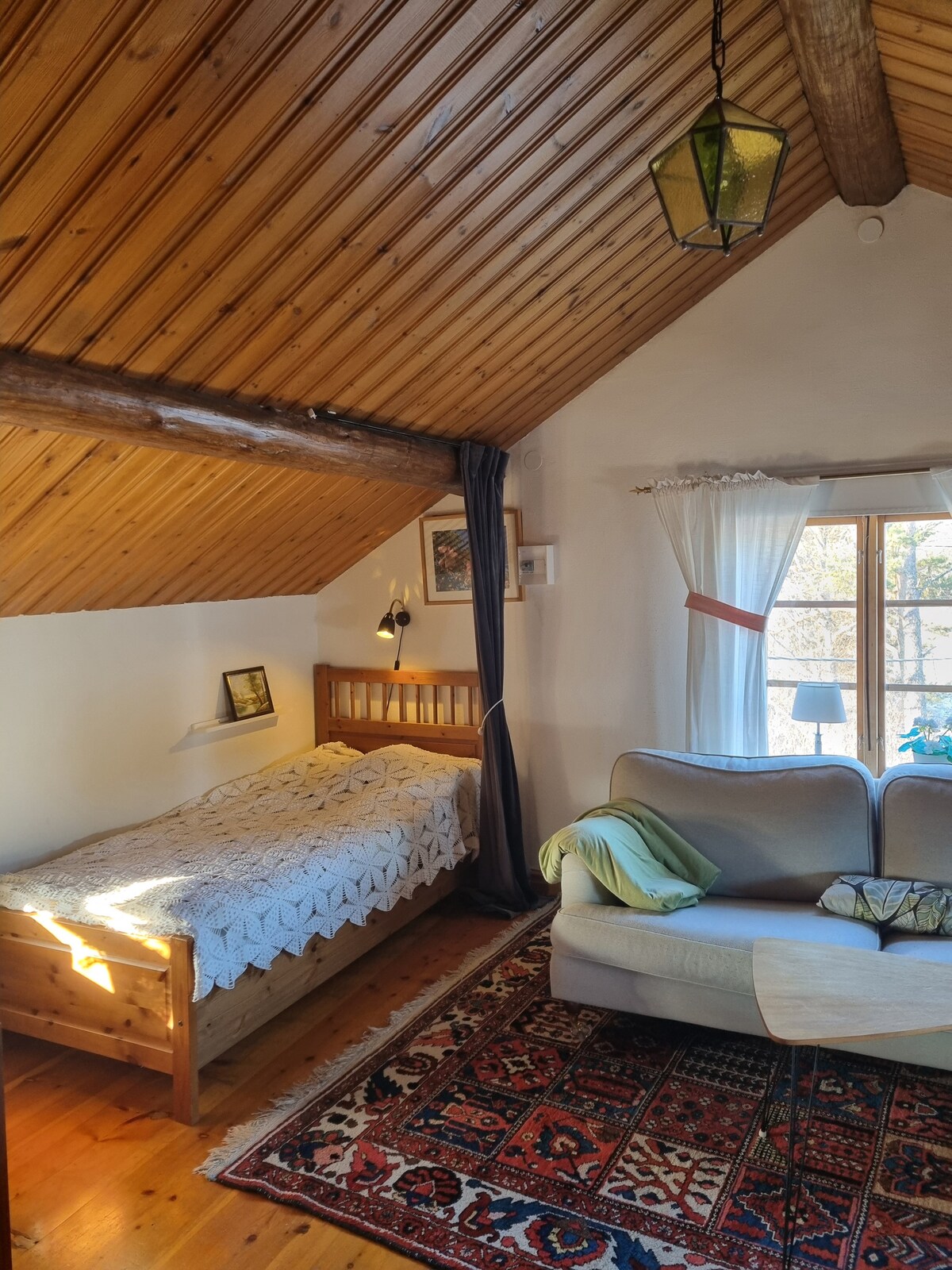 Кревет во заедничка спална соба во горниот ходник. 