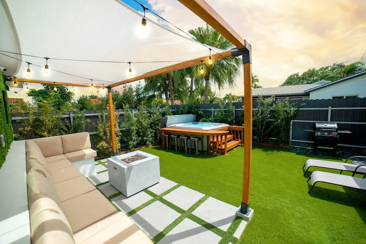 Modern 6br Home  Jacuzzi_bbq | Game Room & Fun! - Doral, FL