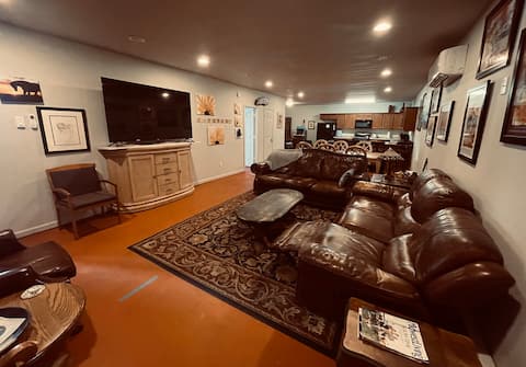 Huge Historic Downtown Minot 3bd Apartment