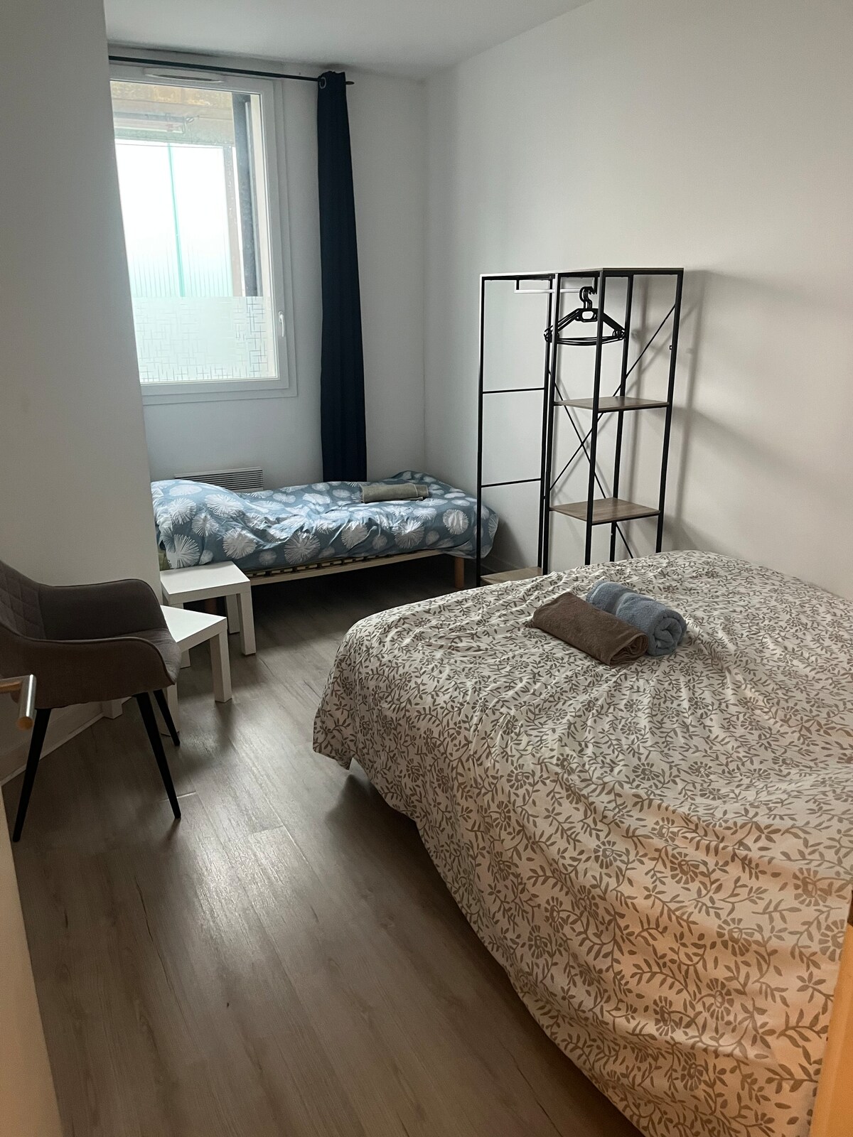 También hay una cama individual