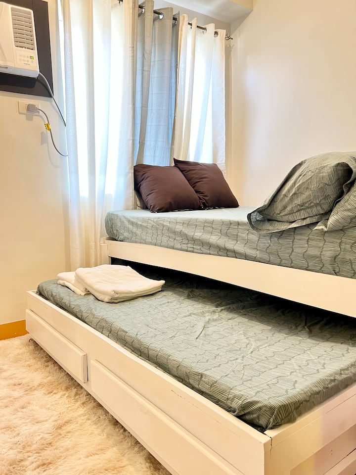 استرخ وانام على سريرين كاملين الحجم مع ملاءات وأكياس وسائد جديدة ونظيفة. 

سرير قابل للسحب للحصول على مساحة نوم إضافية.

مرآة كاملة الحجم ورف قماش مناسب.

انغمس مع رائحة الشموع المعطرة لأجواء الاسترخاء.