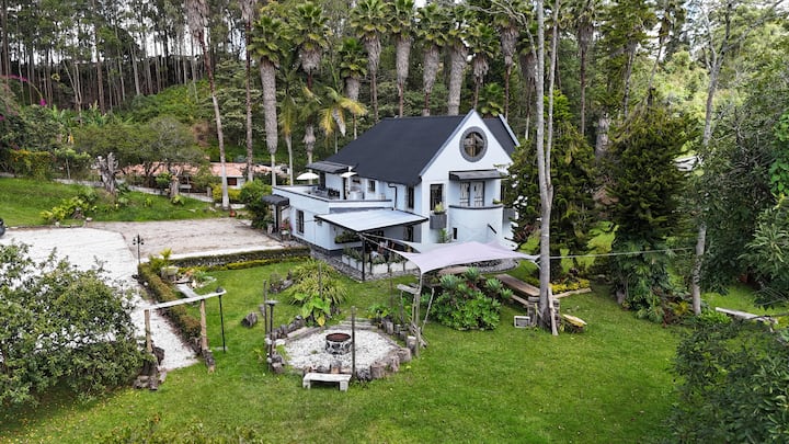 Entire Cottage-Finca El Castillo Rionegro 23 People