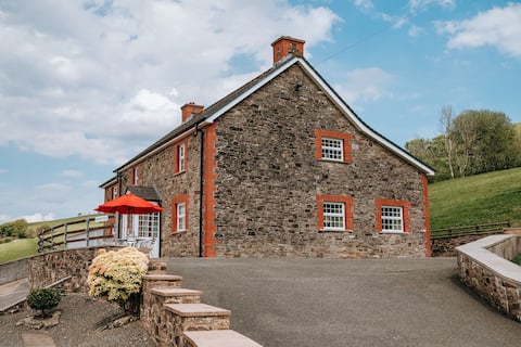 Sunnyside Farmstay with hottub  Brecon Beacons