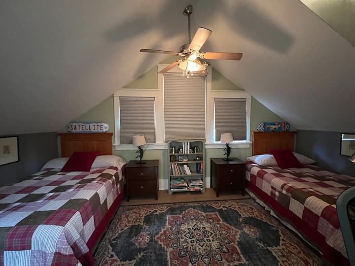 Vitanda viwili. Kifaa cha dirisha a/c kinapatikana. Kabati lililojaa midoli inayopatikana kwa matumizi.