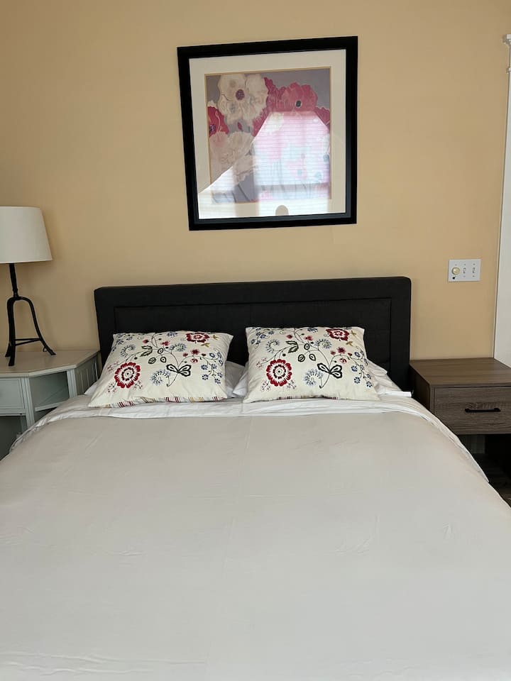 Chumba cha 2 cha kulala kina kitanda aina ya queen. Tembea ndani ya kabati ina kifurushi na ucheze kwa ajili ya sehemu ya kujitegemea ya mtoto