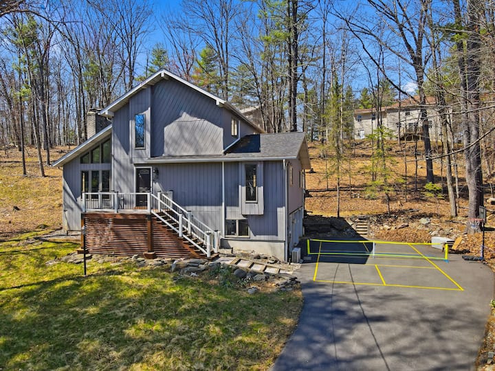 Poconos Chalet+HotTub +Sauna+Gym+Pickleball+EV