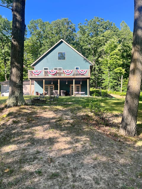 Forest hideaway lake views! Relaxing hot tub!