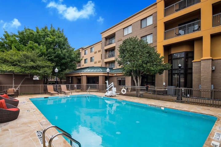 Relaxing Hideaway! Outdoor Pool, Bbq Facilities! - Richardson, TX