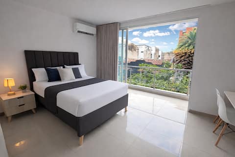 302 Balcony, A/C, Netflix and fast WiFi – Studio 302