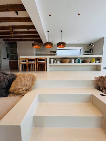 Luxury villa walk to the beach gallery image 4