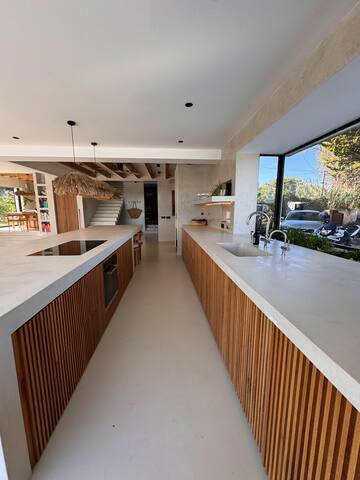 Luxury villa walk to the beach gallery image 5