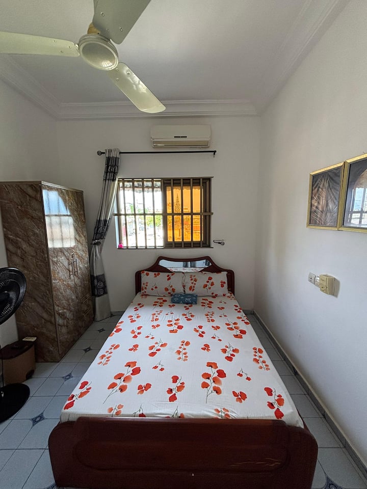 Საძინებელი 2 (ღიაა რეკლამაში აღწერილი პირობების შესაბამისად. 3-4 სტუმარი). Გაეცანით განცხადებას!