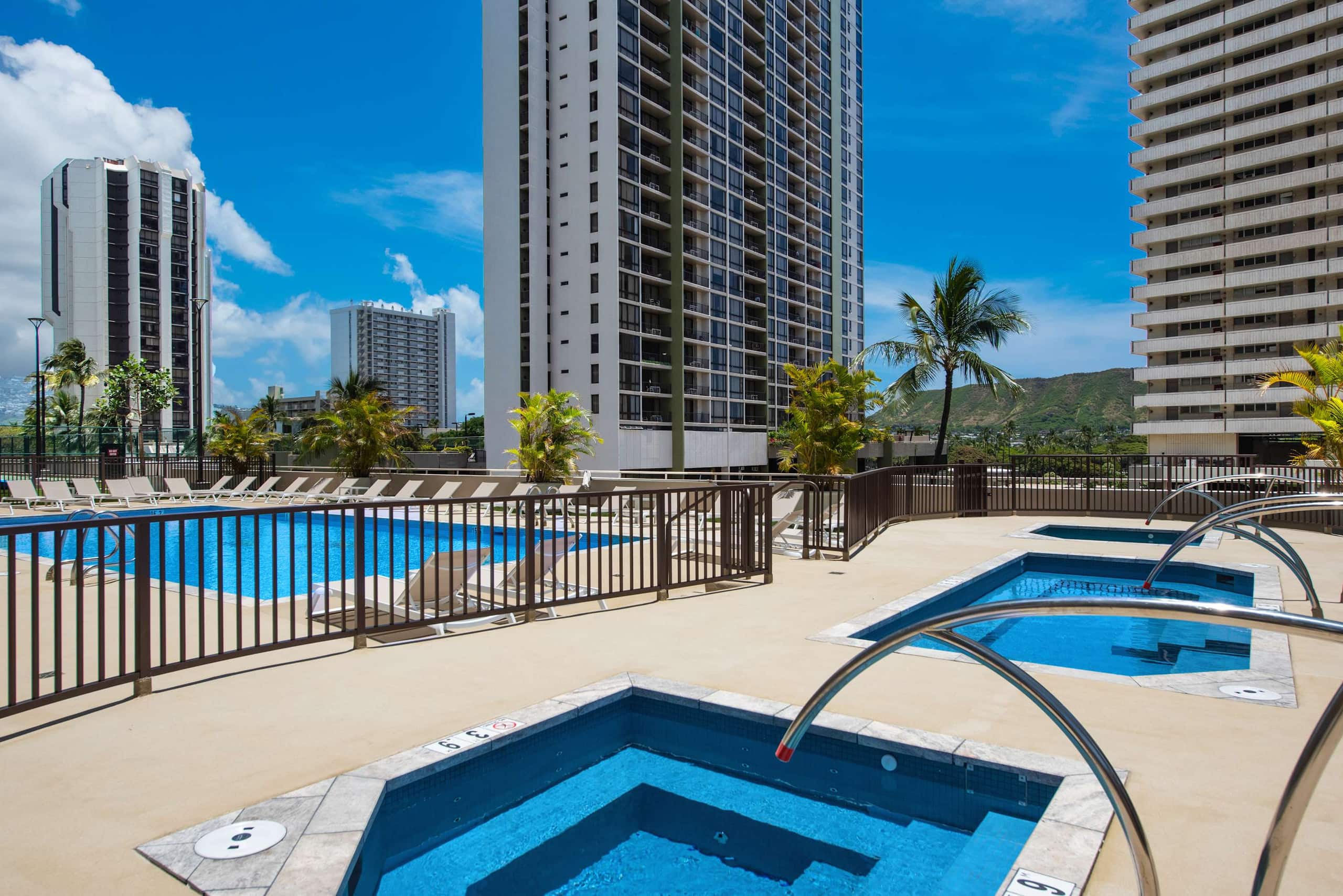 Condo in Honolulu · ★4.79 · 1 bedroom · 2 beds · 1 private bath - Image 74