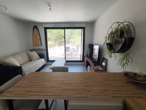 Successful Airbnb property: Apartment by the lake in Carcans