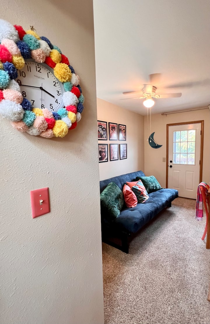 فوتون قابل للطي إلى سرير مزدوج، يؤدي الباب إلى سطح السفينة