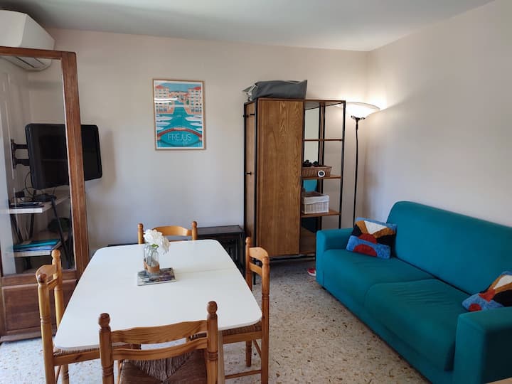 Cosy 2 Pièces - 500 M Mer - Clim - Parking Gratuit - Fréjus