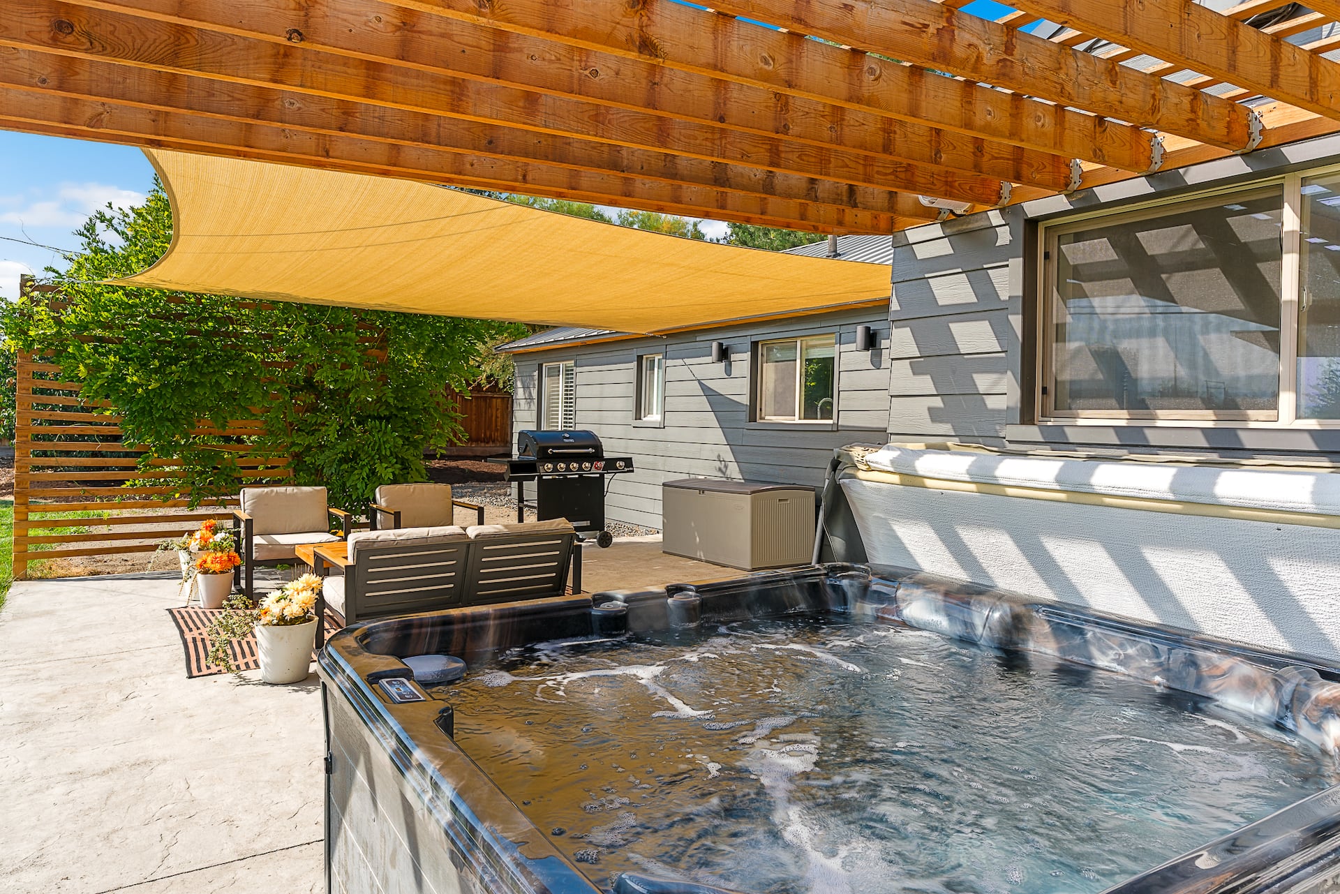 Radio Hill Retreat w/ Hot Tub near CWU & DT