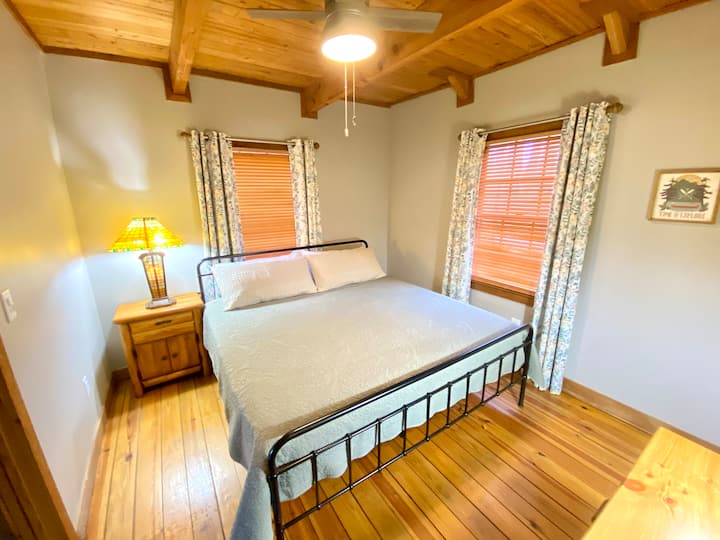 Საძინებელი 2 - საწოლი, ტელევიზორი, კომოდი, ტუმბო, ჭერის ვენტილატორი, ძირითადი დონე, მიმაგრებული სააბაზანო