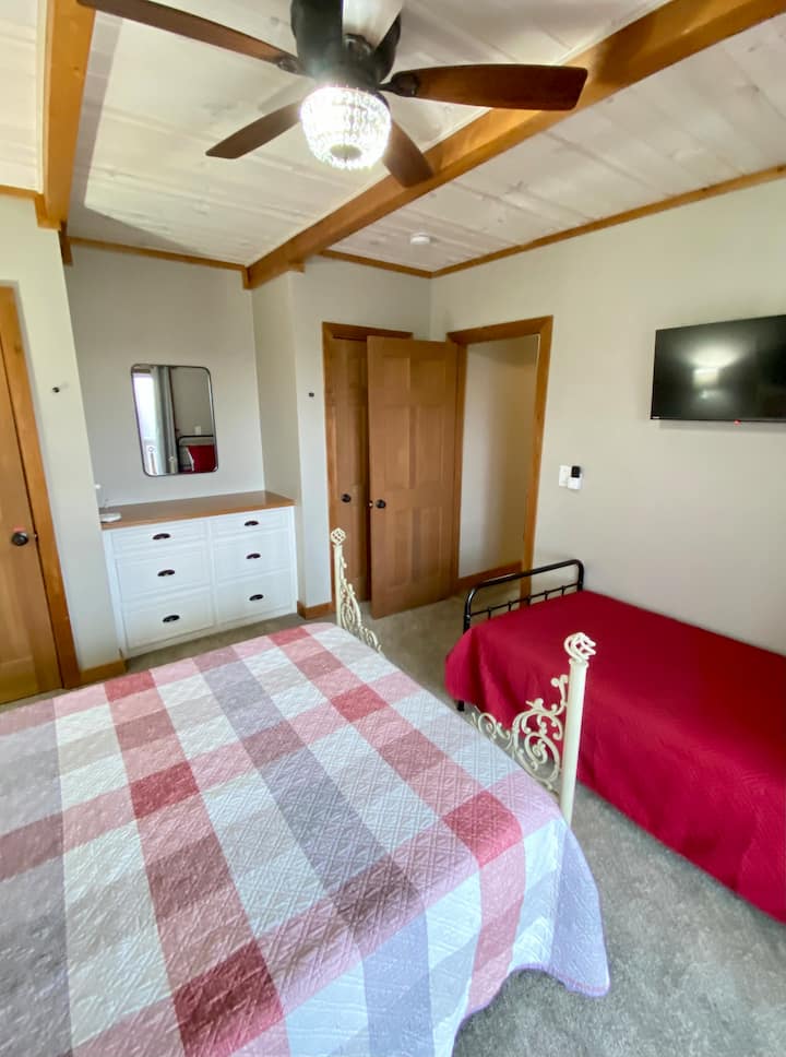 Საძინებელი 4 (ქვედა დონე) - 1 ორადგილიანი საწოლი და 1 ერთადგილიანი საწოლი, ტელევიზორი, კომოდი, კარადა, ჭერის ვენტილატორი, სასრიალო კარი ქვედა ტერასაზე