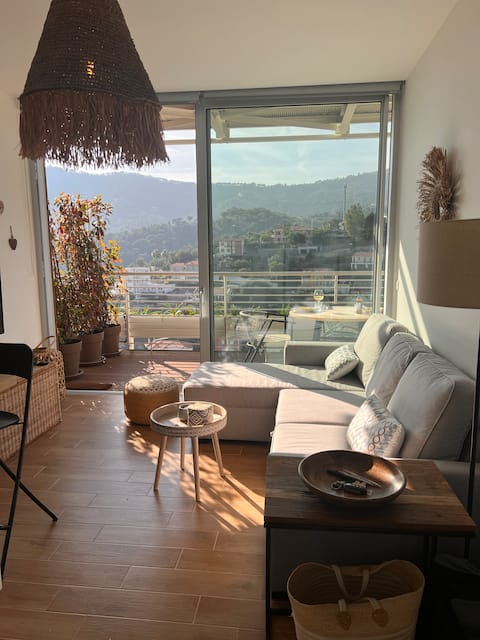 Luxury apartment with sea view and swimmingpool