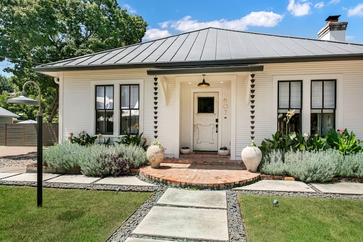 Casa Aloha | Pool, Fire-pit, Grill + More! - Fredericksburg, TX