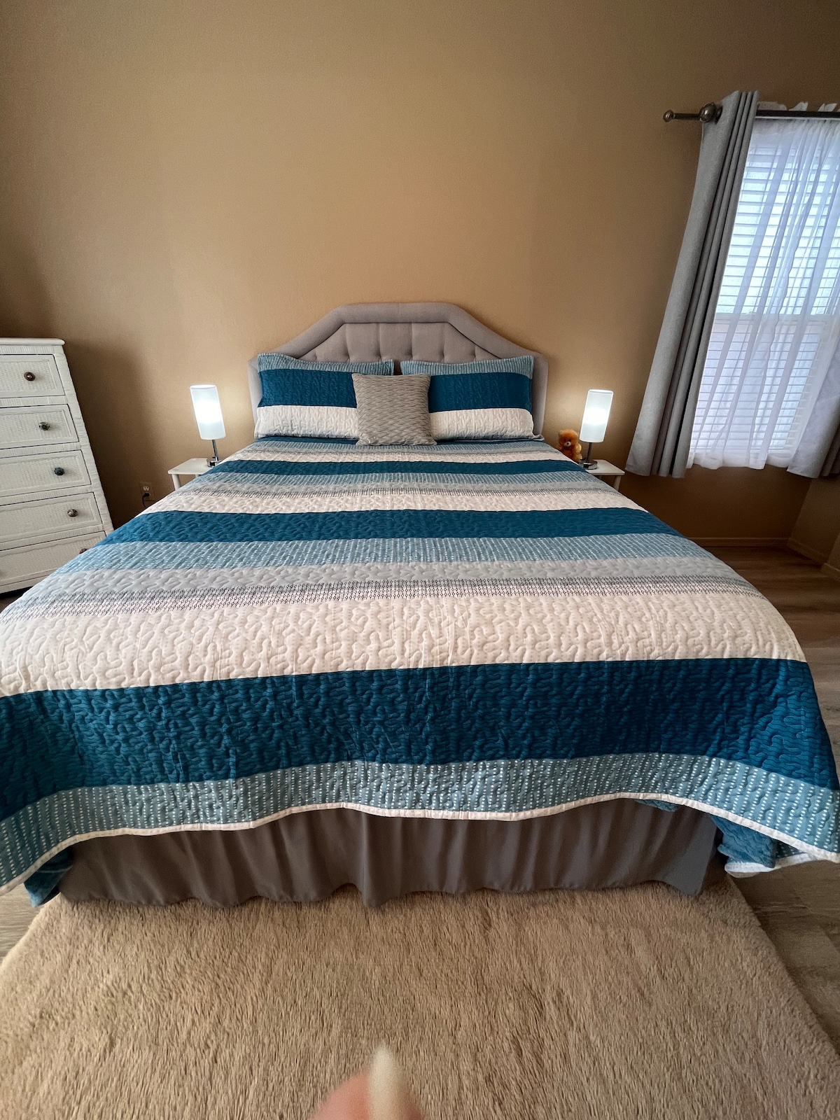 Krevat i madh i rehatshëm