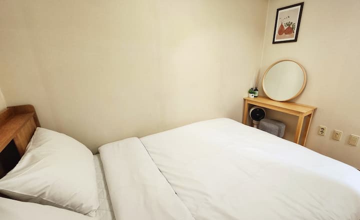 Forniamo biancheria da letto pulita che è stata lavata e disinfettata termicamente per tutte le lenzuola.