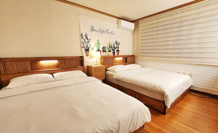 Ci sono due letti matrimoniali e una toeletta.
Possono dormire fino a 4 persone