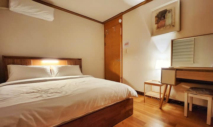 C'è 1 letto matrimoniale e una toeletta
Possono dormire fino a 2 persone.
E prepariamo una culla in questa stanza.