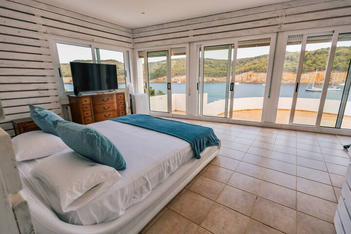 5-suite home with garden Cala Montgó L’Escala gallery image 3