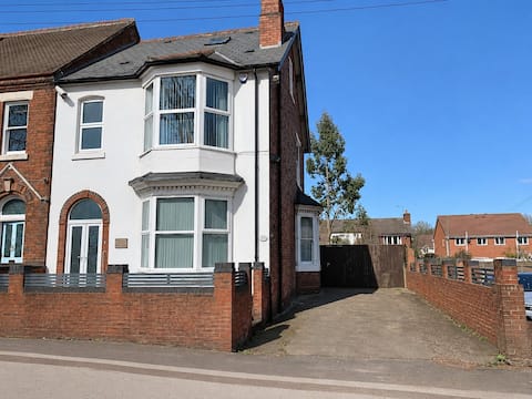 6BR Home with Parking Near Wolverhampton