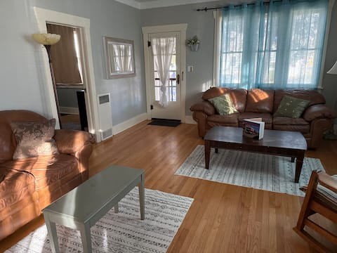Historic Hot Tub Hideaway + Walkable Downtown