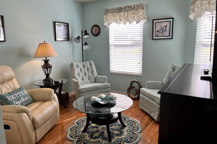 سرير مورفي بحجم كوين يجعل هذه المساحة مرنة للاستخدام كغرفة نوم أو مكتب أو غرفة تلفزيون إضافية. يحتوي على خزانة ملابس وكرسيين مريحين. تم نقل الكرسي إلى غرفة المعيشة لإفساح مساحة أكبر. استخدم هذه الغرفة كيفما تشاء.