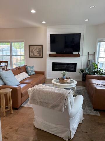 THE LOVE SHACK – Walk to Beach! 4BR w/Deck & views gallery image 4