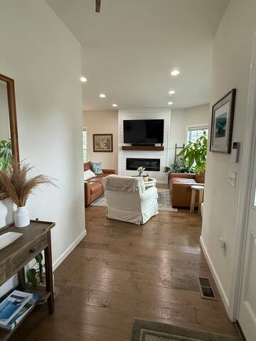 THE LOVE SHACK – Walk to Beach! 4BR w/Deck & views gallery image 3