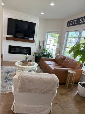 THE LOVE SHACK – Walk to Beach! 4BR w/Deck & views gallery image 5