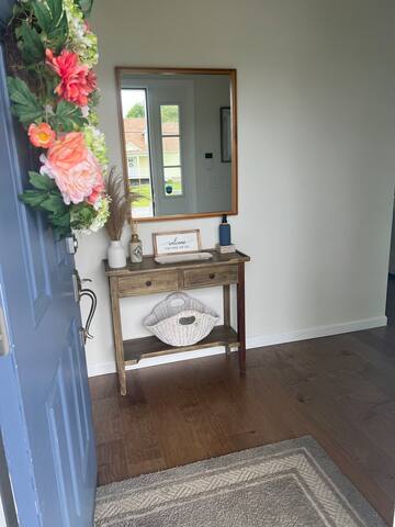 THE LOVE SHACK – Walk to Beach! 4BR w/Deck & views gallery image 2