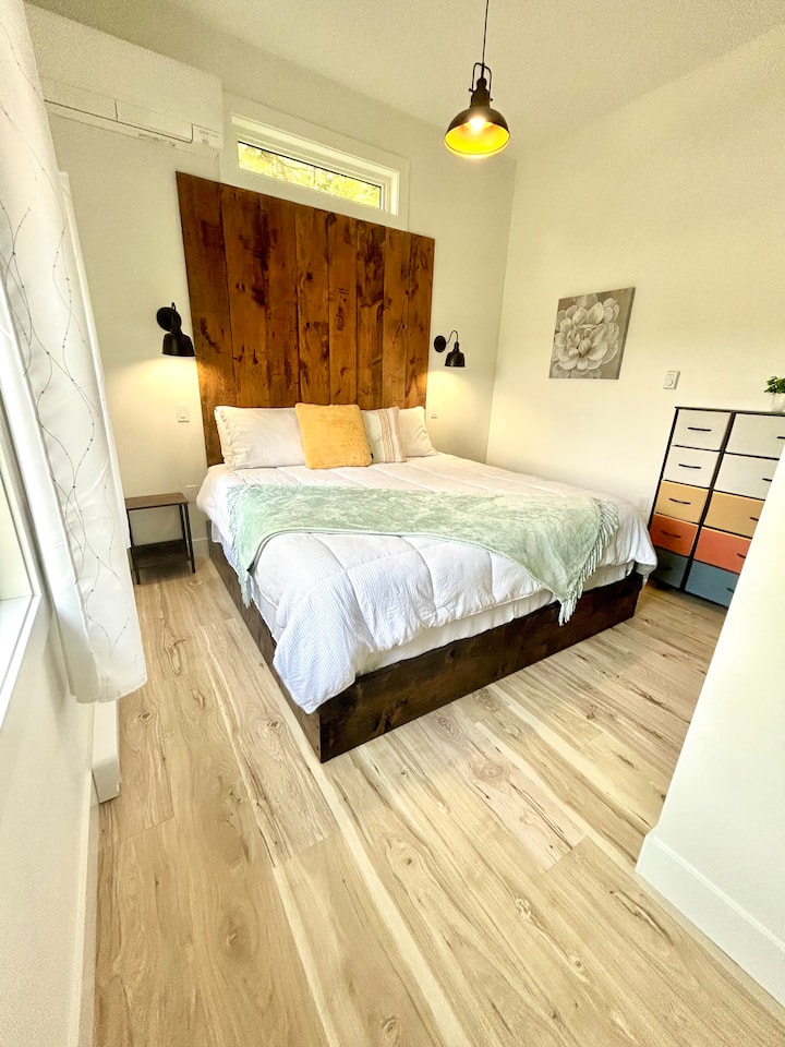 Udobno se smjestite u spavaćoj sobi s pogledom na jezero koja se može pohvaliti bračnim krevetom, komodom, pomoćnim stolićima, ormarom i ogledalom pune dužine.