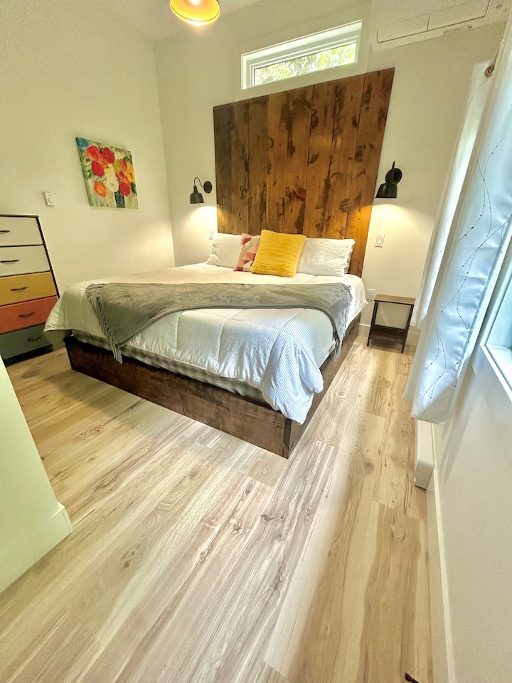 Udobno se smjestite u spavaćoj sobi s pogledom na vrt koja se može pohvaliti bračnim krevetom, komodom, pomoćnim stolićima, ormarom i ogledalom pune dužine.