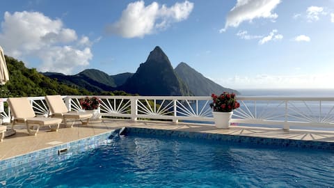 Lovely serene staffed villa w/pool & Piton views