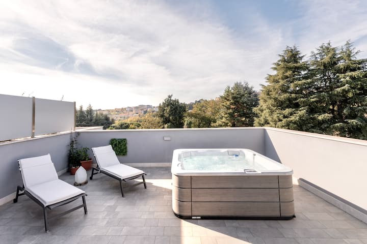 Penthouse + Jacuzzi (panoramic view) near Rome.