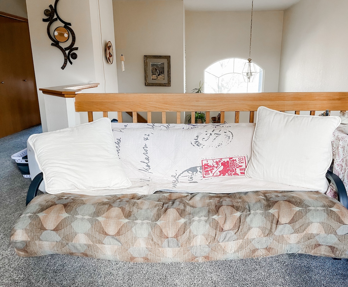 Dieser Futon öffnet sich zu einem Doppelbett. Bettwäsche vorhanden.