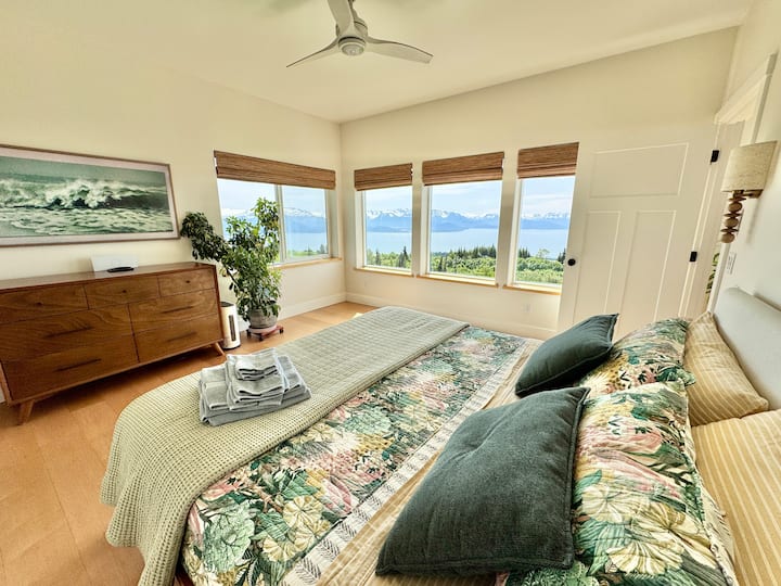 Уютно легло с размер King size и меко спално бельо, където можете да се отпуснете и да се насладите на гледката към ледника или да гледате филм на телевизора Samsung Frame. Събудете се с панорамни гледки към залива Качемак и величествените ледници – истинска сбъдната мечта за Аляска. 