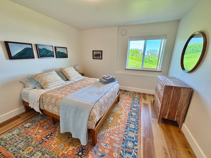 Уютна и светла спалня с удобно двойно легло, скрин, гардероб и спокойна гледка. Меките завивки и многослойните текстури създават спокойно убежище. 