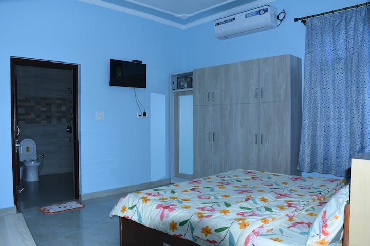 Habitación grande con aire acondicionado y baño adjunto con agua fría y caliente las 24 horas, los 7 días de la semana con bañera.