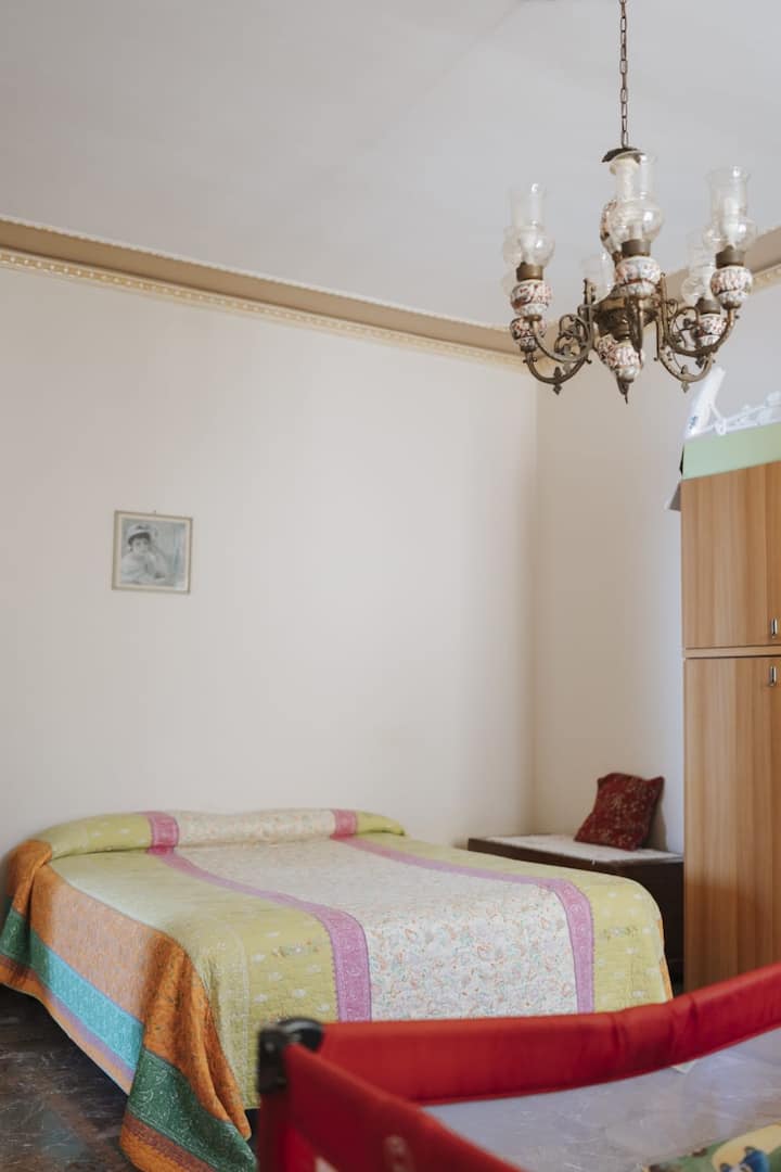 camera da letto con letto matrimoniale